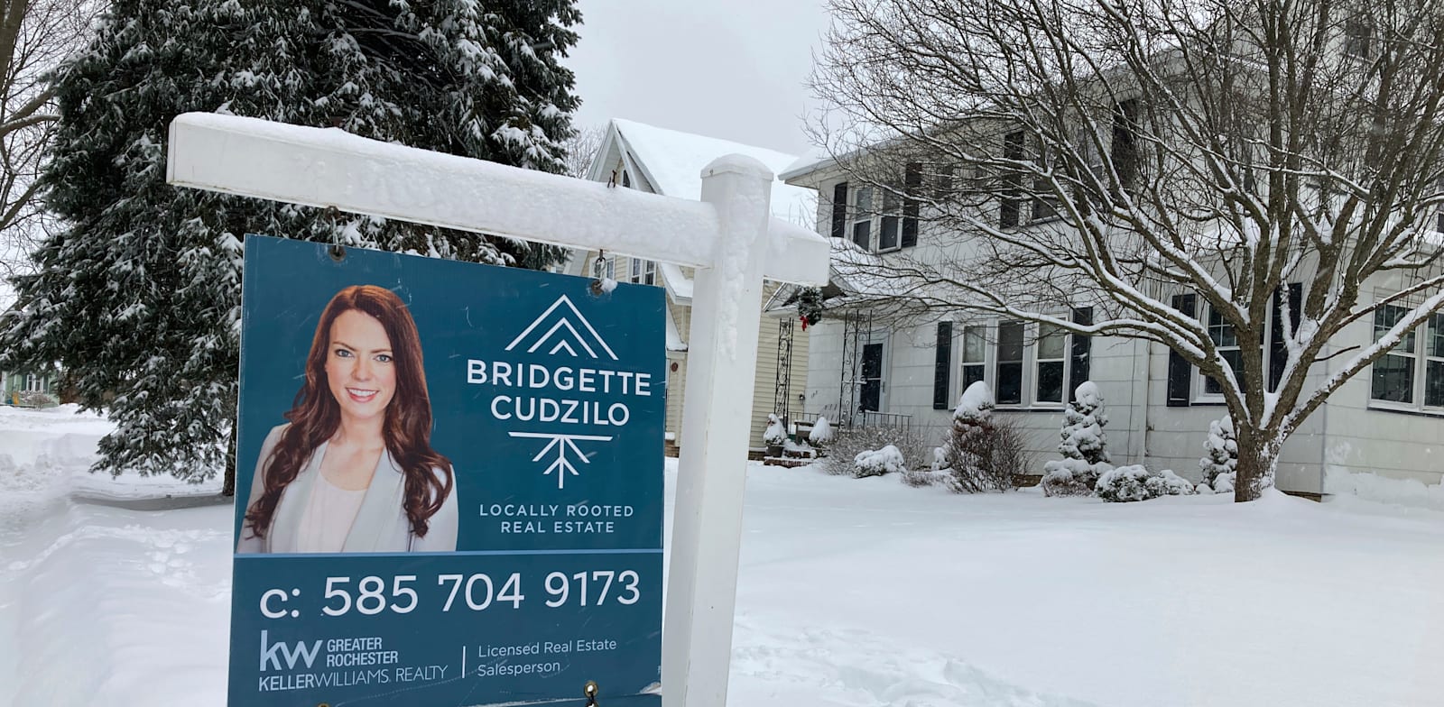 בית למכירה ברוצ'סטר, ניו יורק. אמריקאים מקטינים את החסכונות שצברו בזמן המגפה ושוק הדיור נמצא בירידה / צילום: Associated Press, Ted Shaffrey