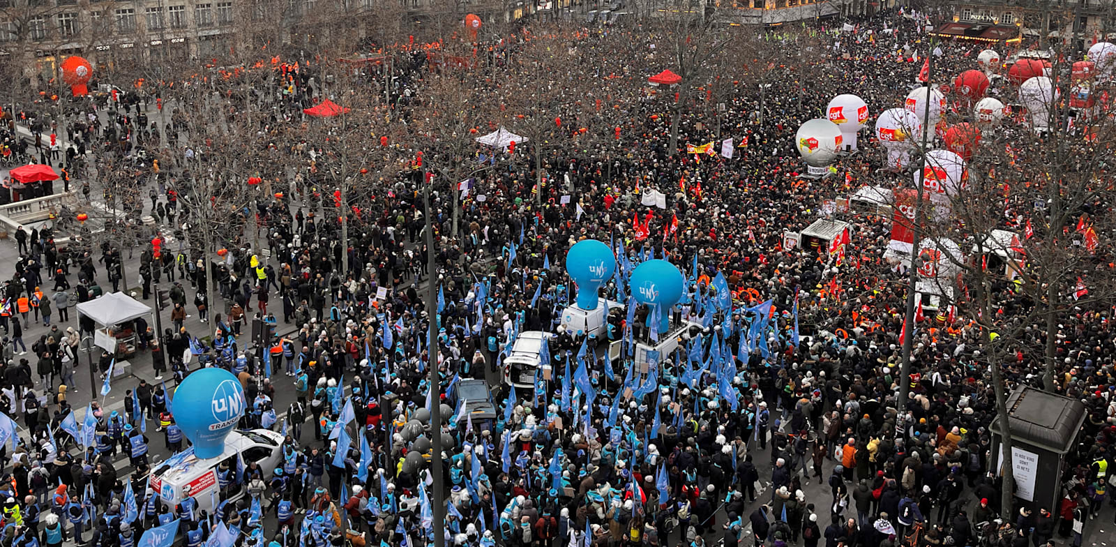 הפגנות ענק ברחבי צרפת נגד הרפורמה להעלאת גיל הפרישה / צילום: Reuters, BART BIESEMANS