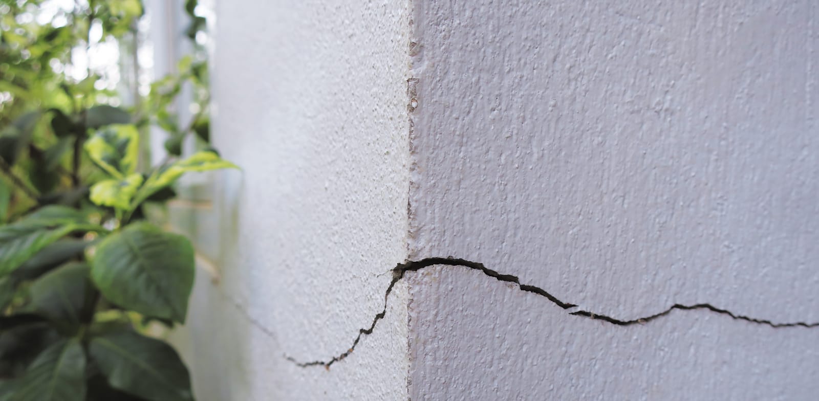 סדקים ביסודות של בניין. מי ישלם על נזקי רעידת אדמה בישראל? / צילום: Shutterstock