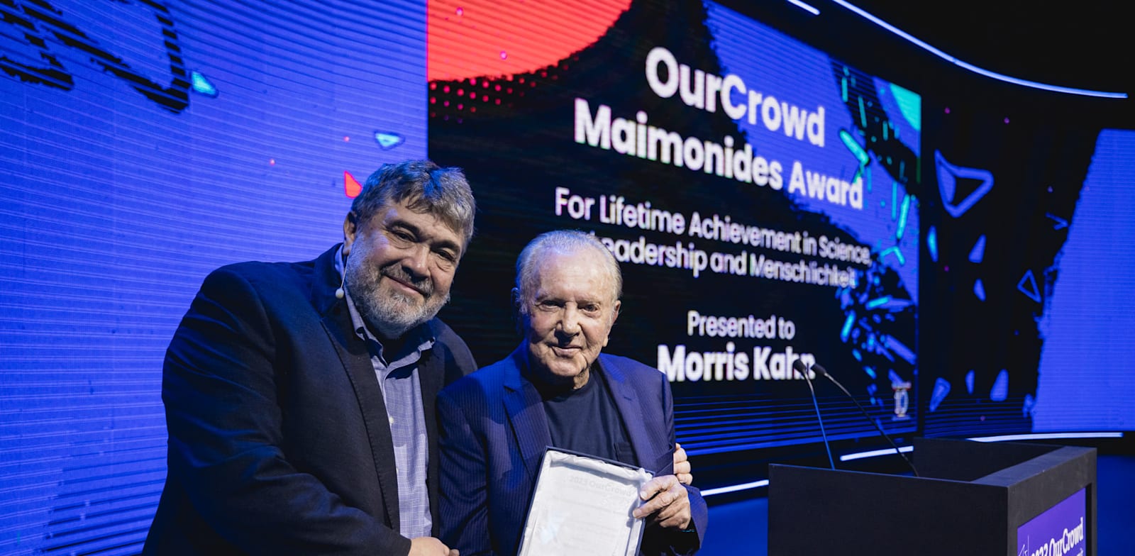 ג'ון מדבד, מנכ''ל OurCrowd, מעניק פרס מפעל חיים למוריס קאהן / צילום: תומר פולטין
