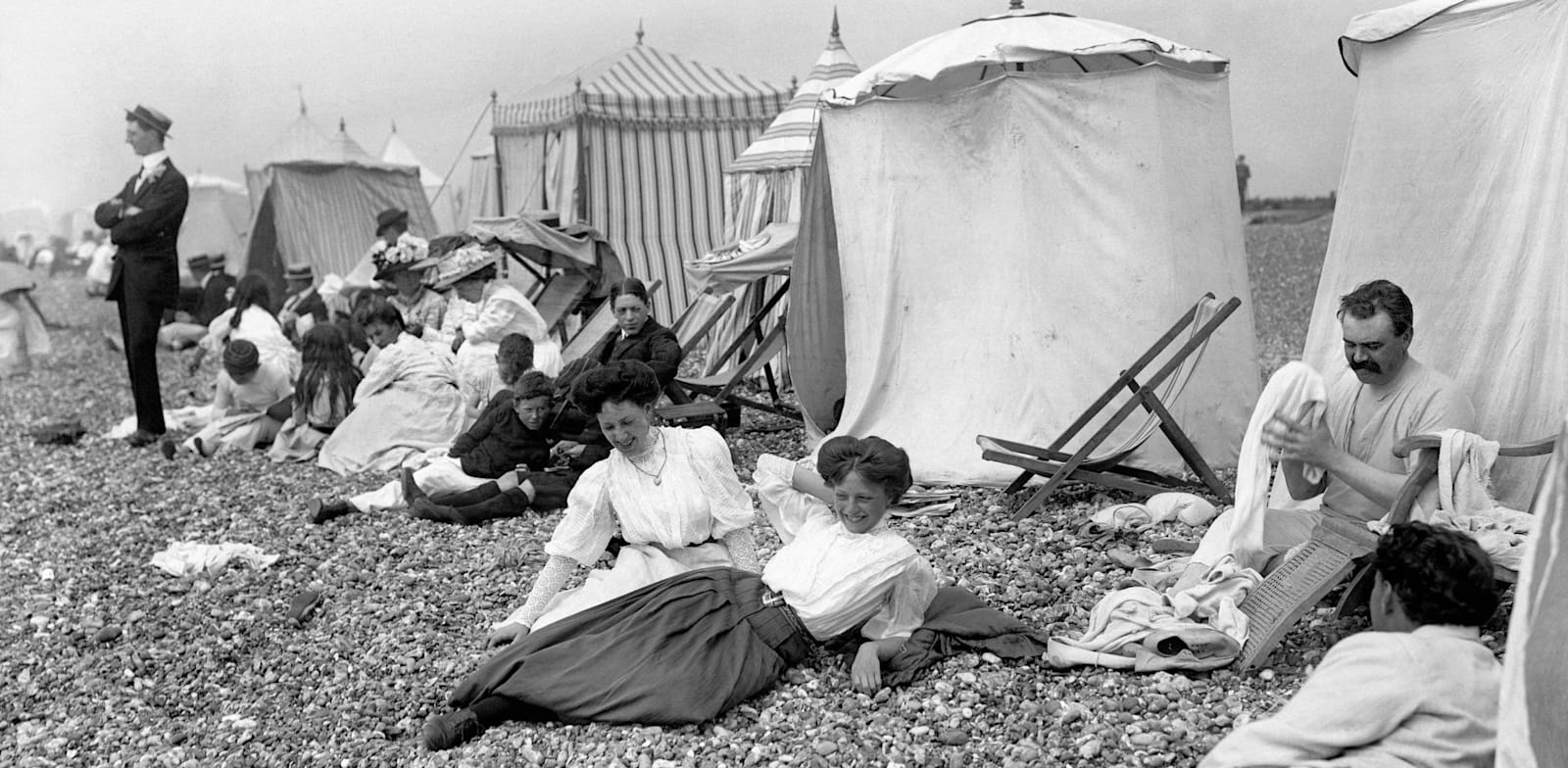 אנשים מבלים בסוף השבוע על שפת הים בסאסקס, אנגליה, 1910 / צילום: Reuters