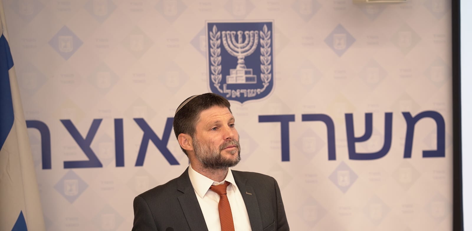 שר האוצר בצלאל סמוטריץ' במסיבת העיתונאים בנושא תקציב המדינה, חודש שעבר / צילום: ניב מוסמן