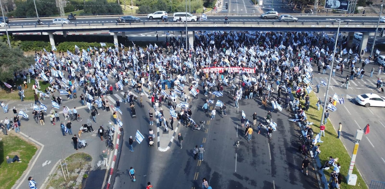 Protest at Rokach Boulevard-Derekh Namir interchange credit: Protesting parents