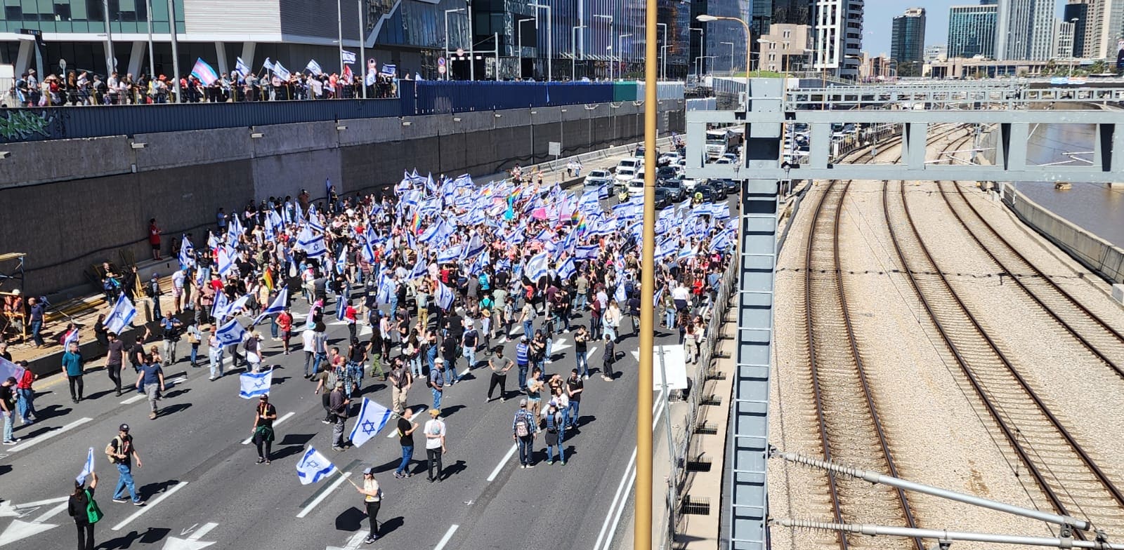 Tech workers block the Ayalon Highway