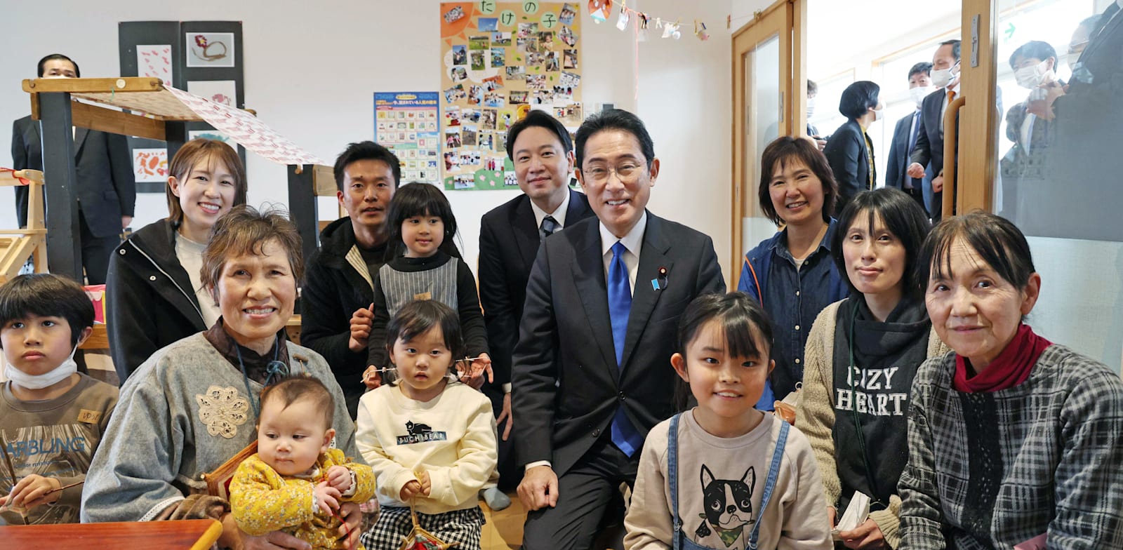 ראש ממשלת יפן, קישידה, מבקר בפעוטון בנאגי, חודש שעבר / צילום: Reuters, Yomiuri Shimbun