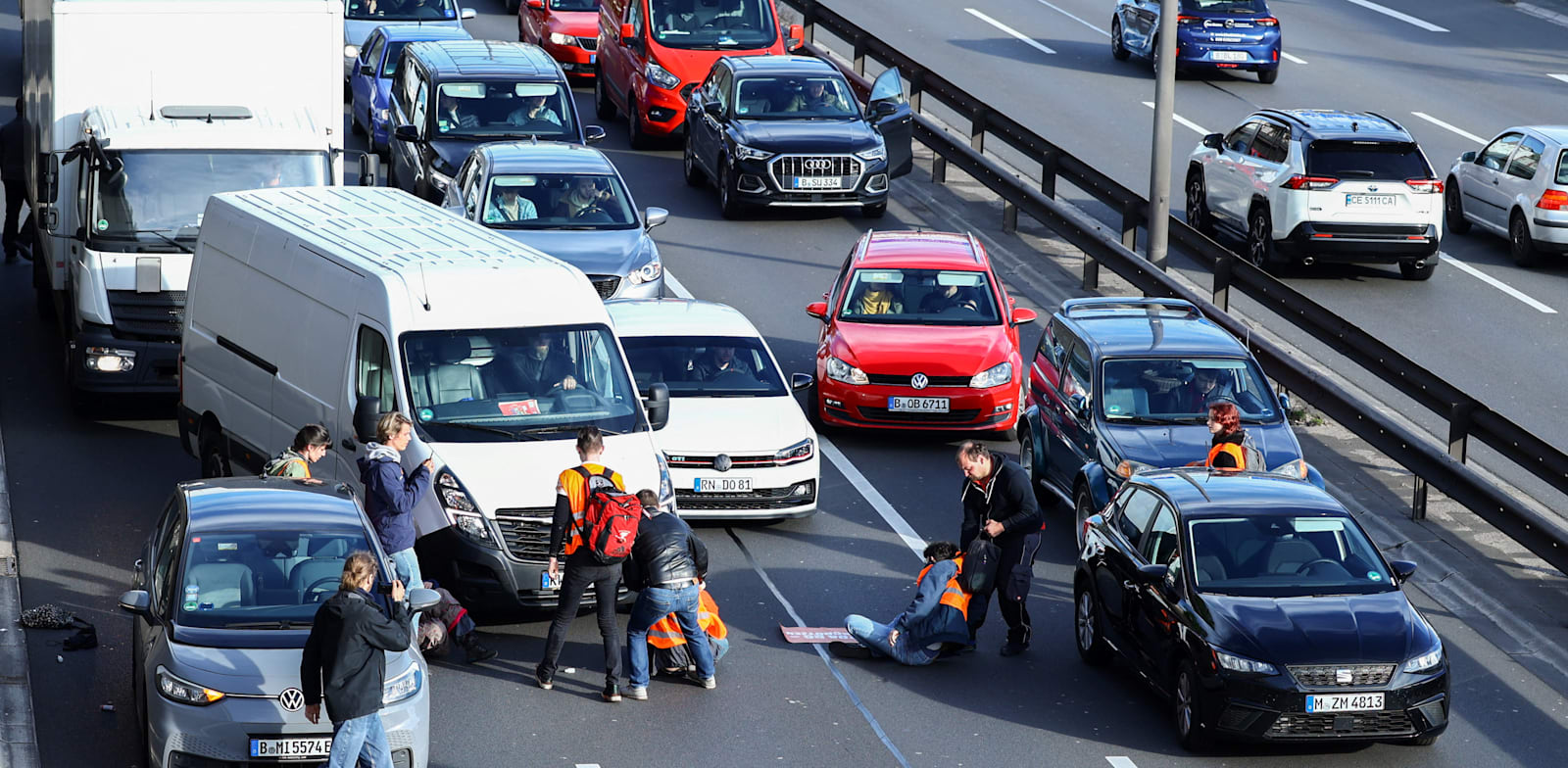 פעילי אקלים של ארגון ''הדור האחרון'' חוסמים כבישים בברלין / צילום: CHRISTIAN MANG