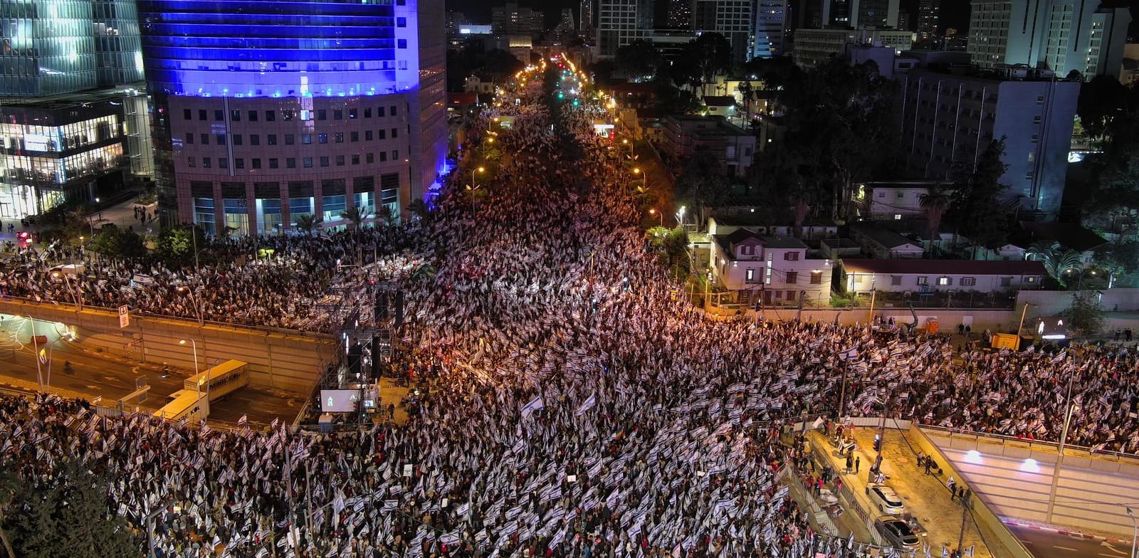 ההפגנה נגד המהפכה המשפטית ברחוב קפלן בתל אביב, הערב