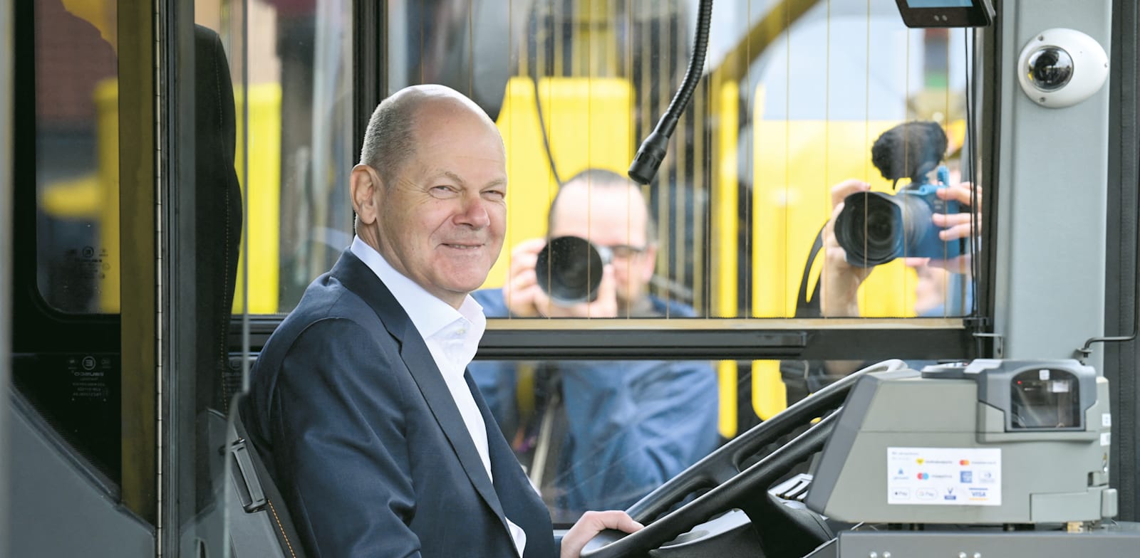 אולף שולץ, קנצלר גרמניה, בעת השקת הכרטיס החדש / צילום: Reuters, Annegret Hilse