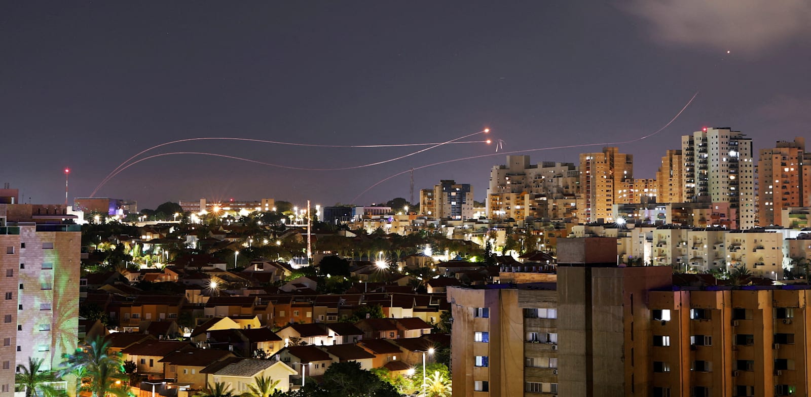 יירוט טילים מעל אשקלון, הלילה / צילום: Reuters, Amir Cohen