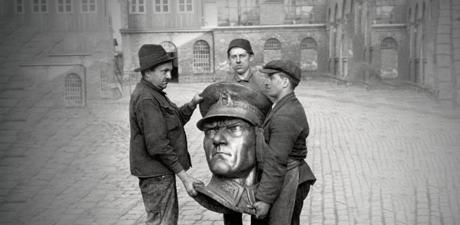 פועלים נושאים ראש פסל של אטאטורק, 1933. פולחן אישיות, בחייו ולאחר מותו / צילום: ויקיפדיה