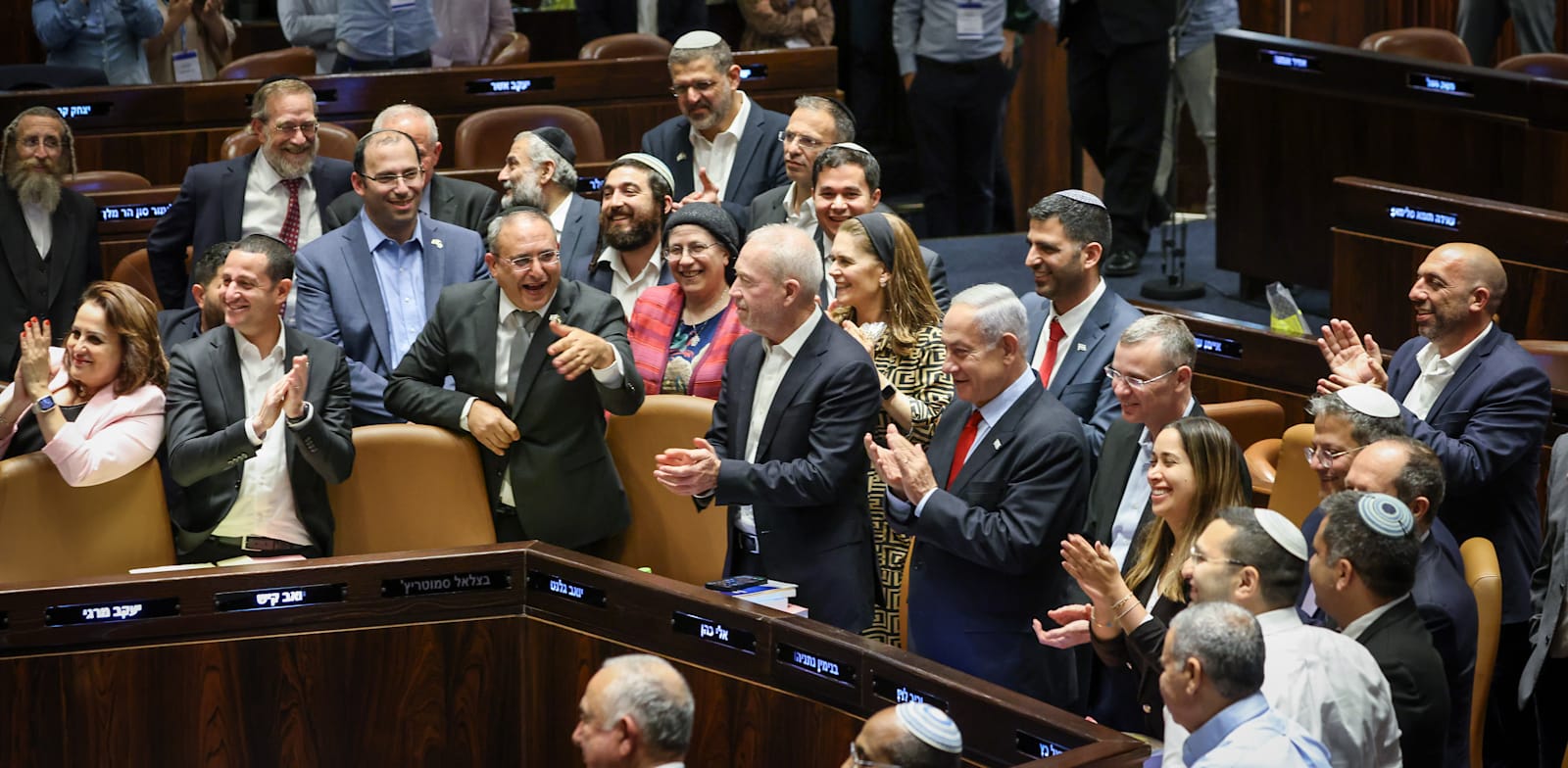 חברי הכנסת ושרי הקואליציה חוגגים את העברת התקציב / צילום: נועם מושקוביץ, דוברות הכנסת