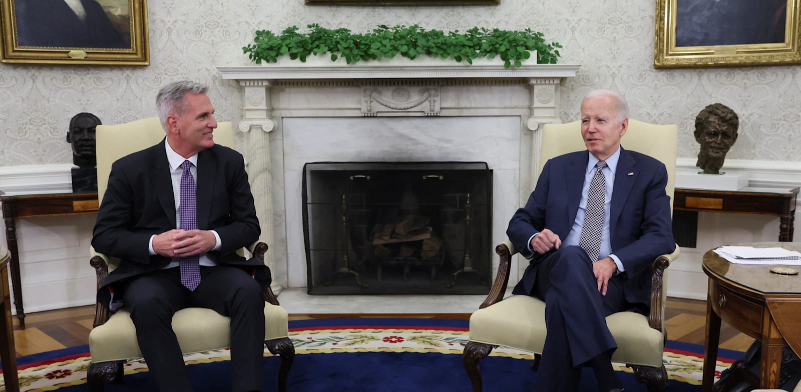 נשיא ארה"ב ג'ו ביידן וקוין מקארת'י בפגישה בבית הלבן / צילום: Reuters