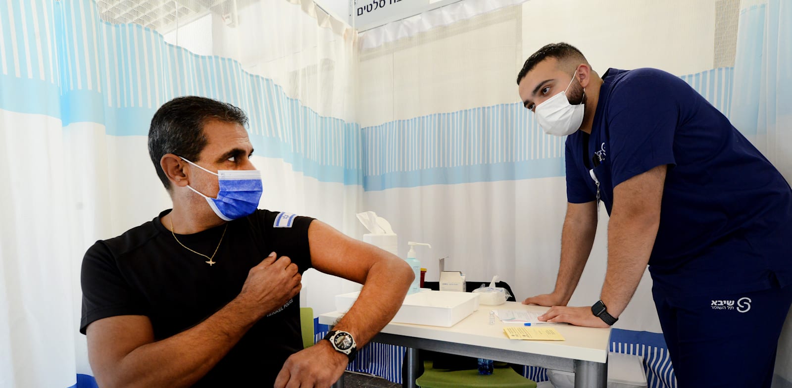 מתחם חיסוני קורונה בבית חולים שיבא תל השומר / צילום: איל יצהר