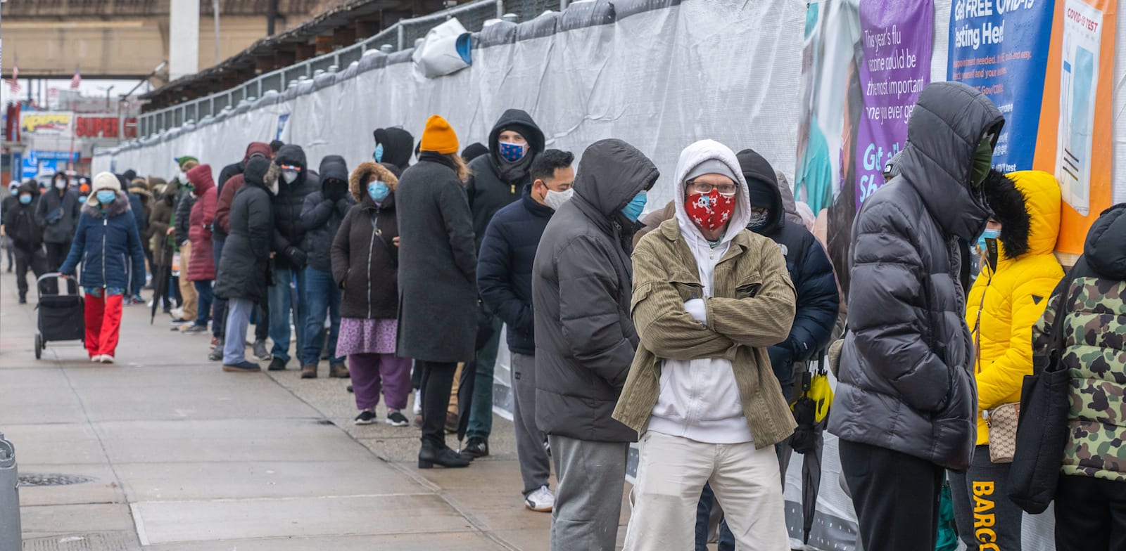 אנשים מחכים בתור לבדיקת קורונה בניו יורק / צילום: Reuters, Ron Adar / SOPA Images/Sipa USA