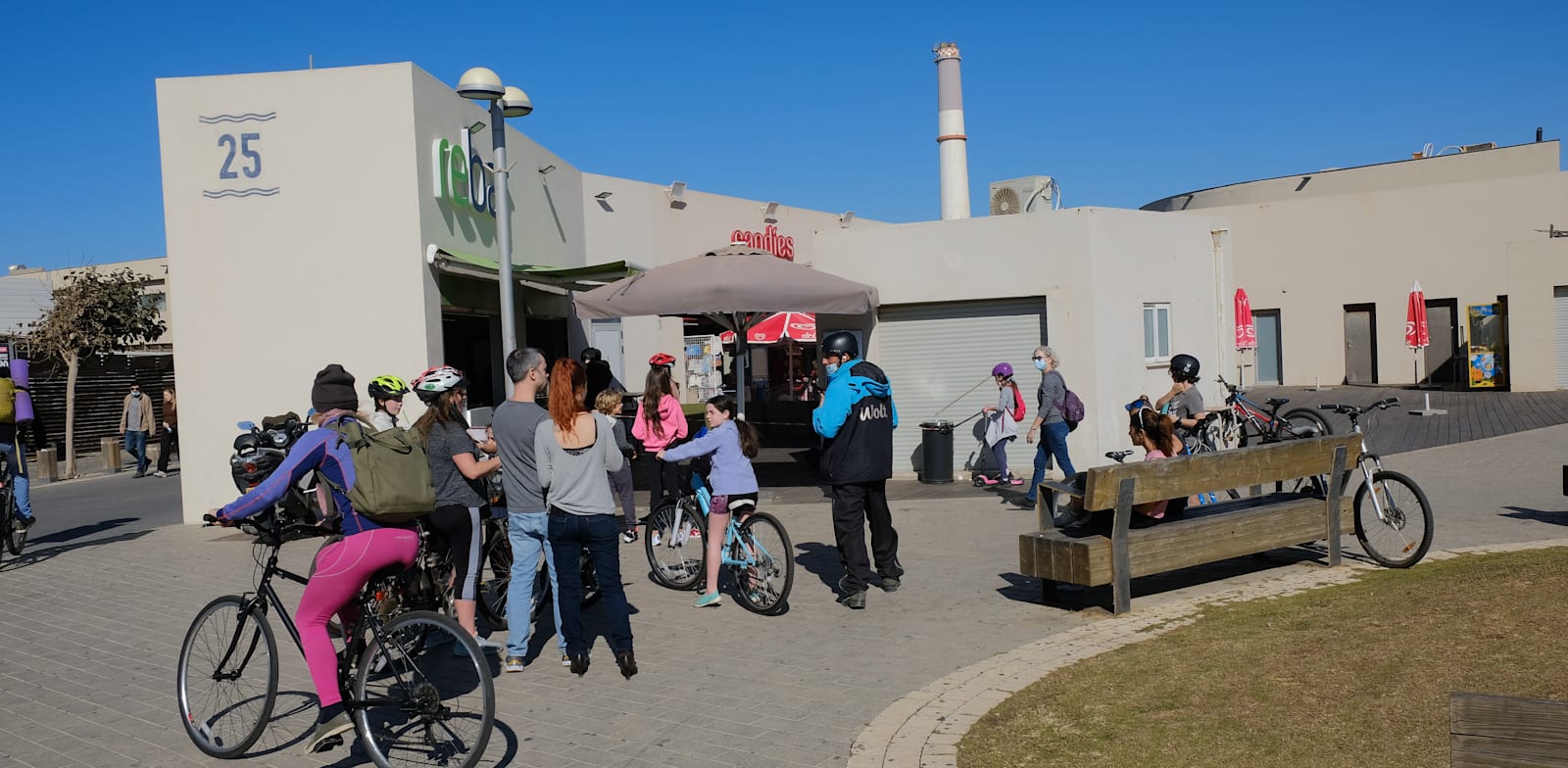 תורים לבית קפה בנמל ת"א / צילום: איל יצהר