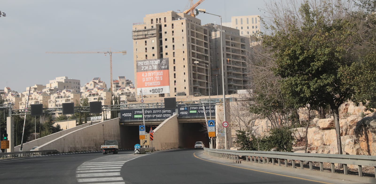 צומת שמואל בייט בירושלים. המנהרה בבעלות המדינה, הבניינים בבעלות הדיירים / צילום: יוסי זמיר