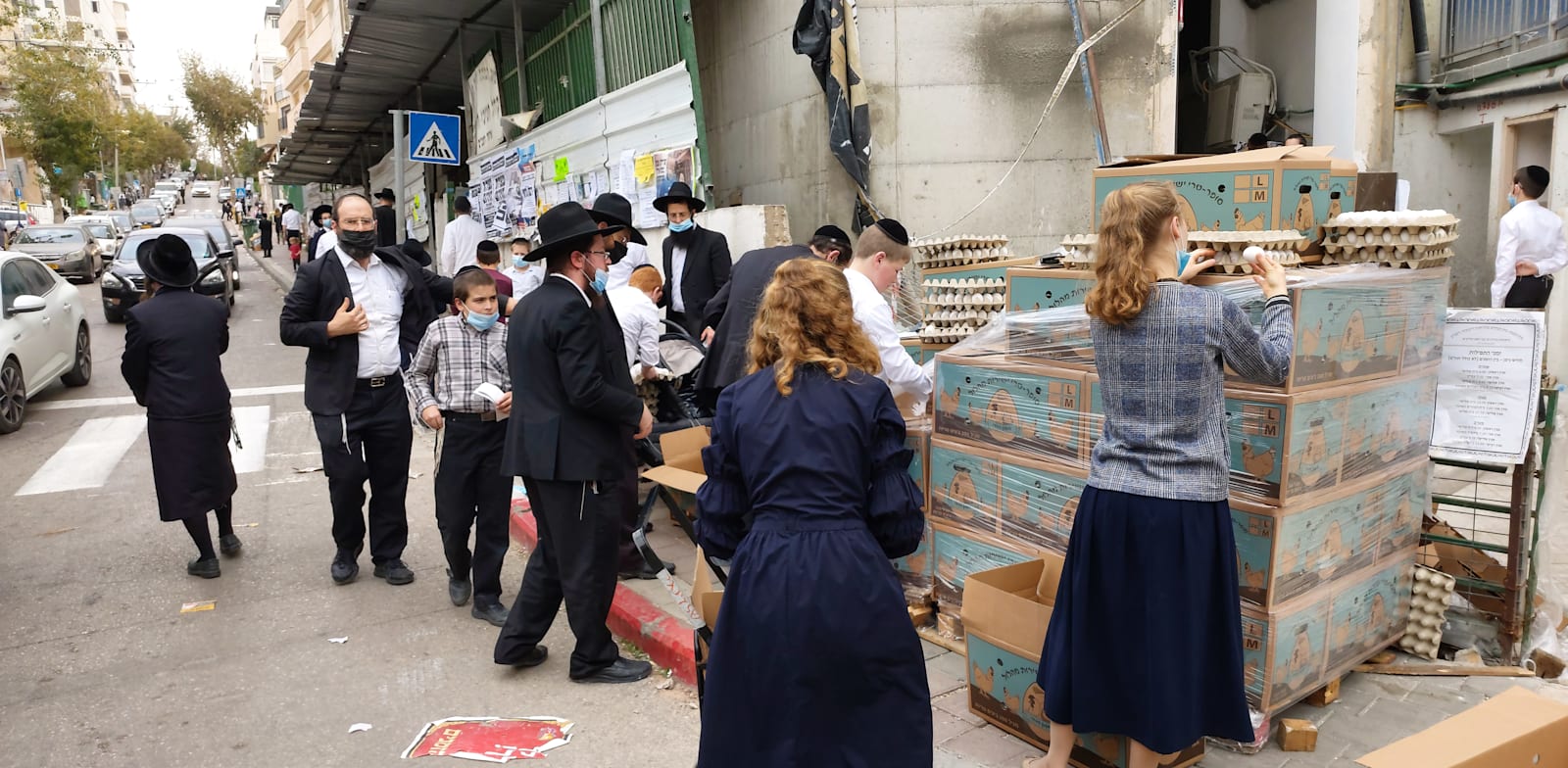 חרדים בבני ברק. מסירת המידע באמצעי הפצה מותאמים החלה באיחור / צילום: איל יצהר