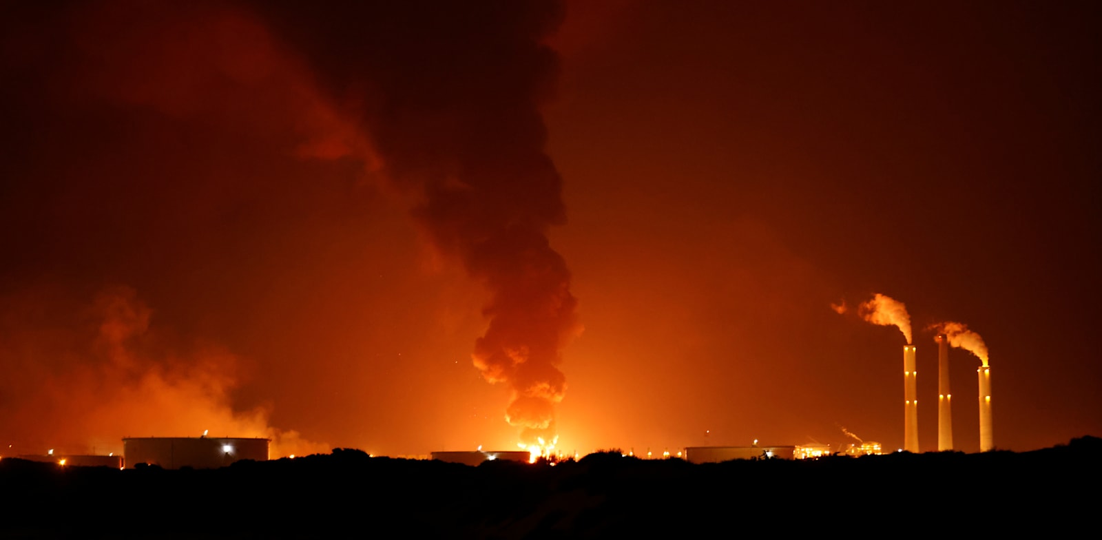 השריפה במתקן תש"ן באשקלון / צילום: Reuters, AMIR COHEN