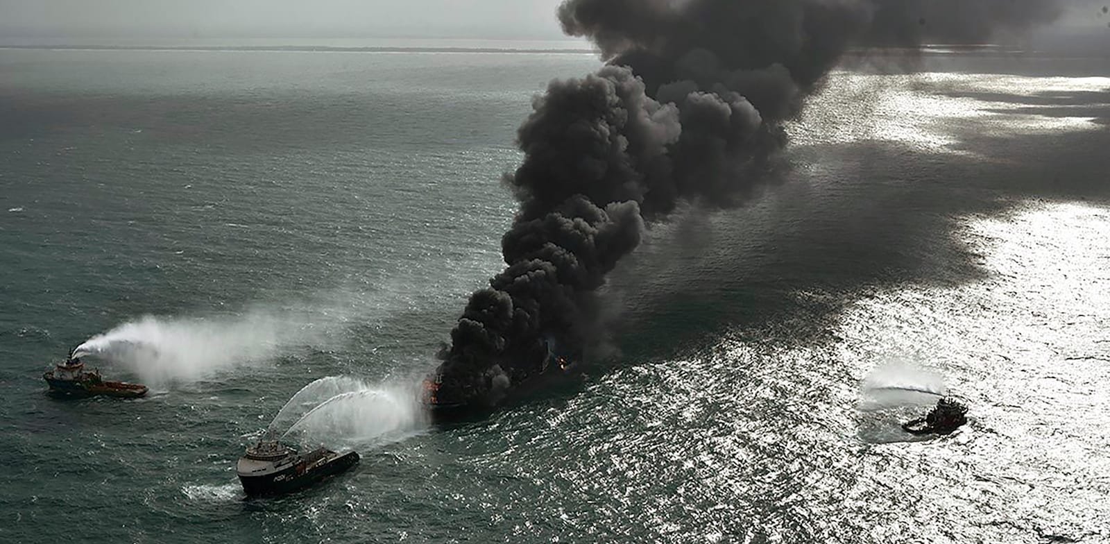 השריפה על ספינת המטען MV X-Press Pearl / צילום: Associated Press, Sri Lanka Air Force