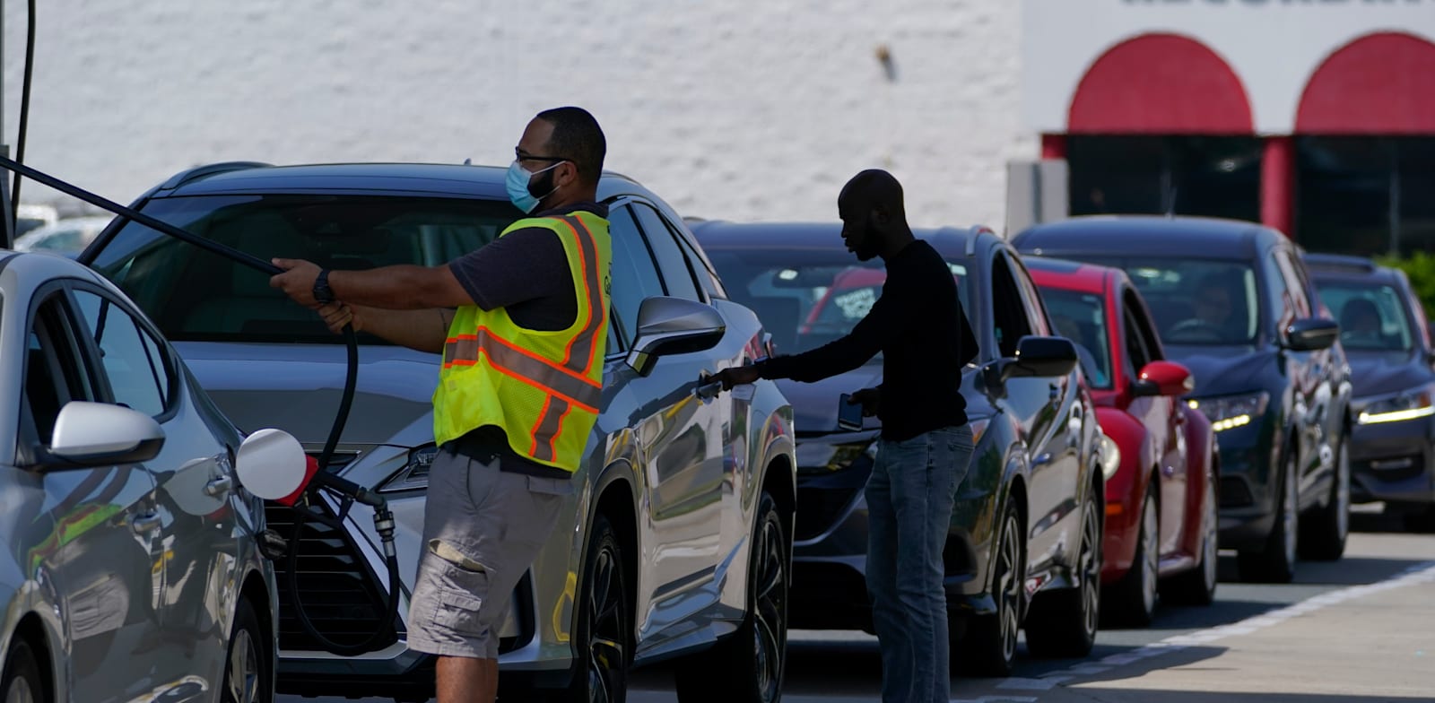 מכוניות בתור לתדלוק לאחר שהמחירים החלו לזנק לאחר מתקפת הסייבר, מאי / צילום: Associated Press, Chris Carlson