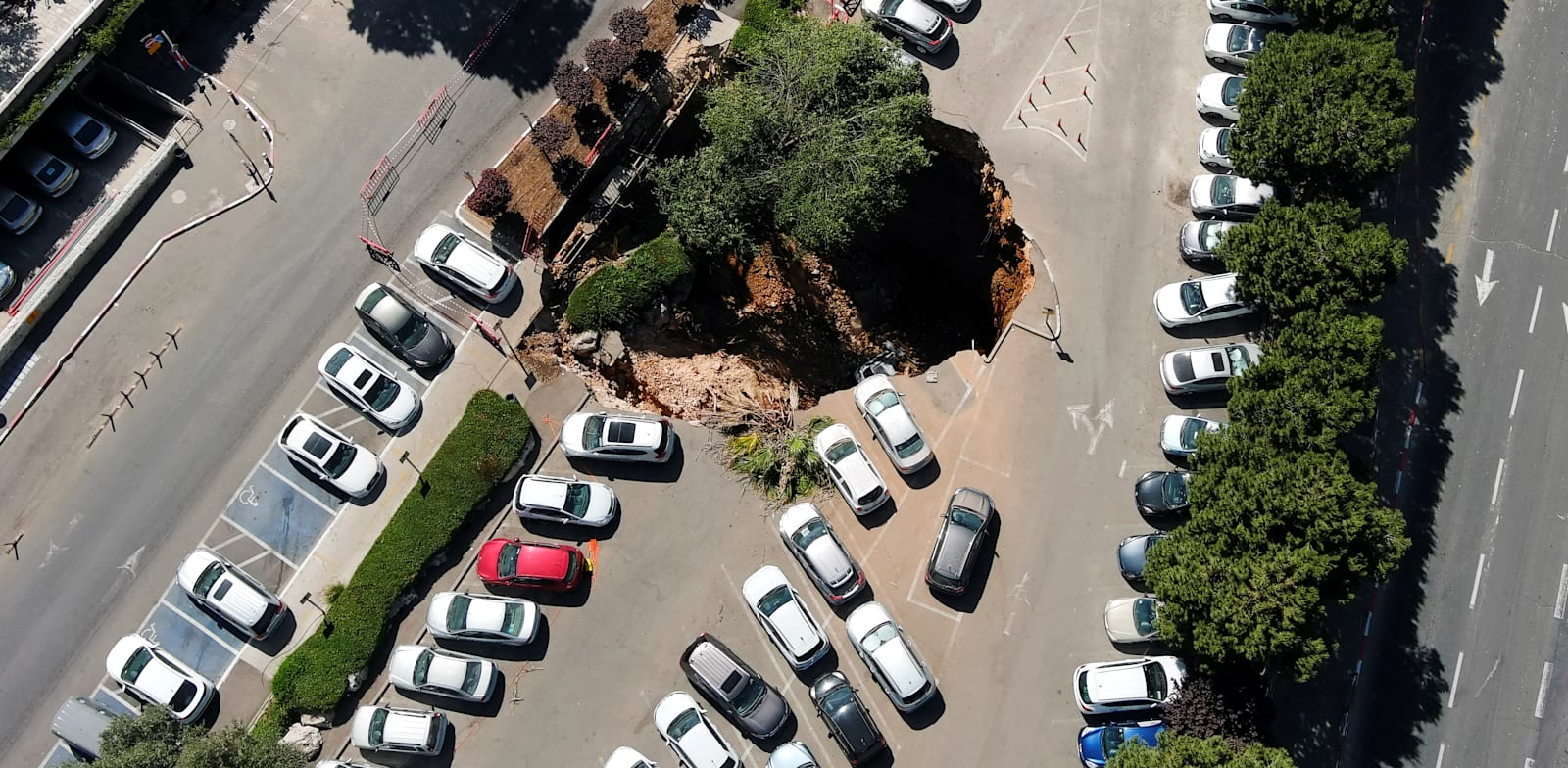 הבור שנפער בחניון בית החולים / צילום: Reuters, ILAN ROSENBERG