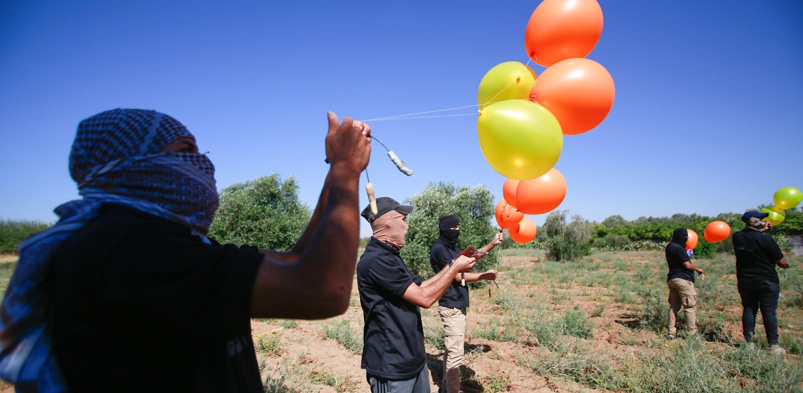 מפריחי בלוני הנפץ בגבול רצועת עזה / צילום: Reuters, SOPA