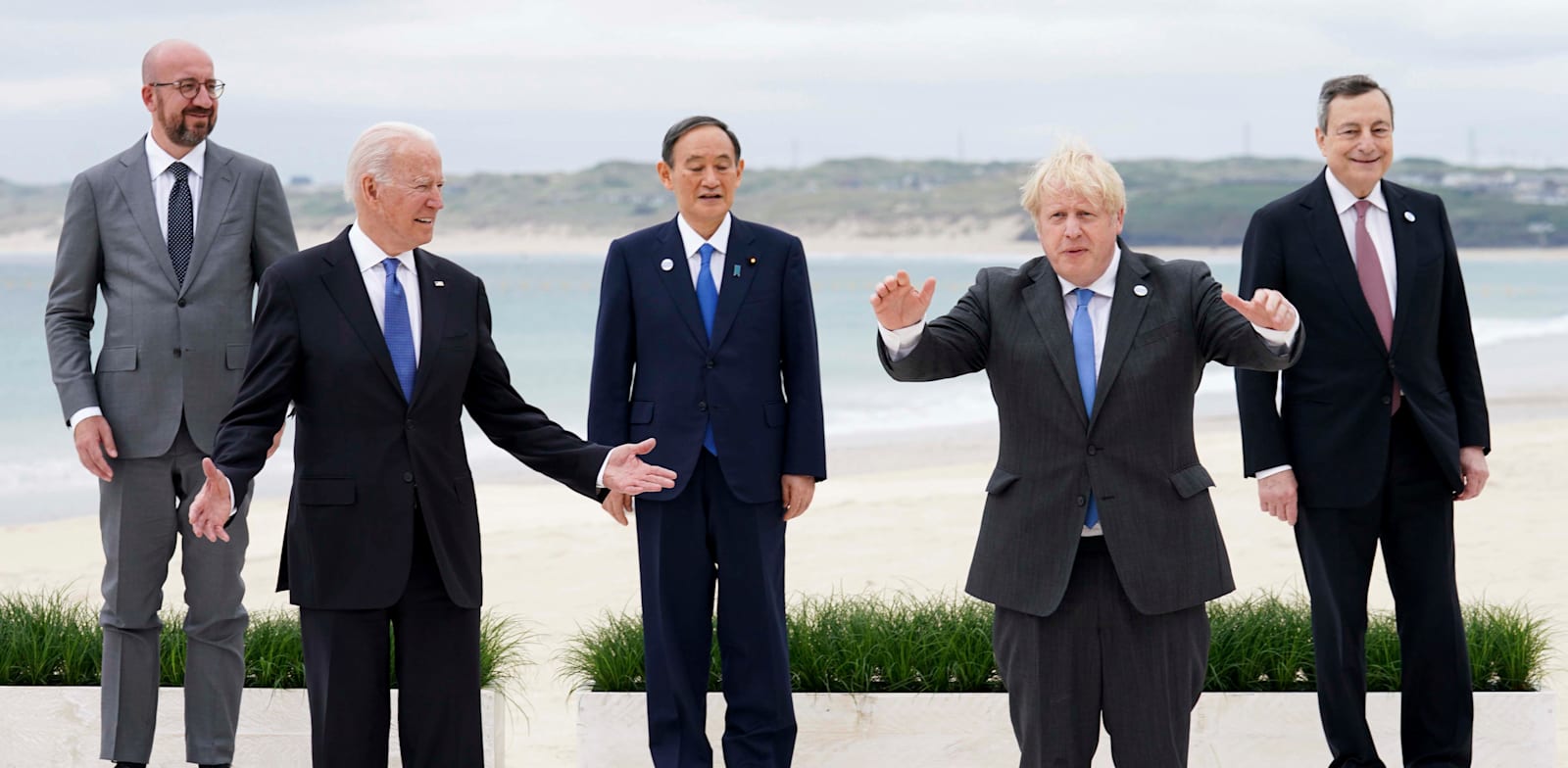 עם ראש ממשלת בריטניה, בוריס ג'ונסון, שלישי / צילום: Associated Press