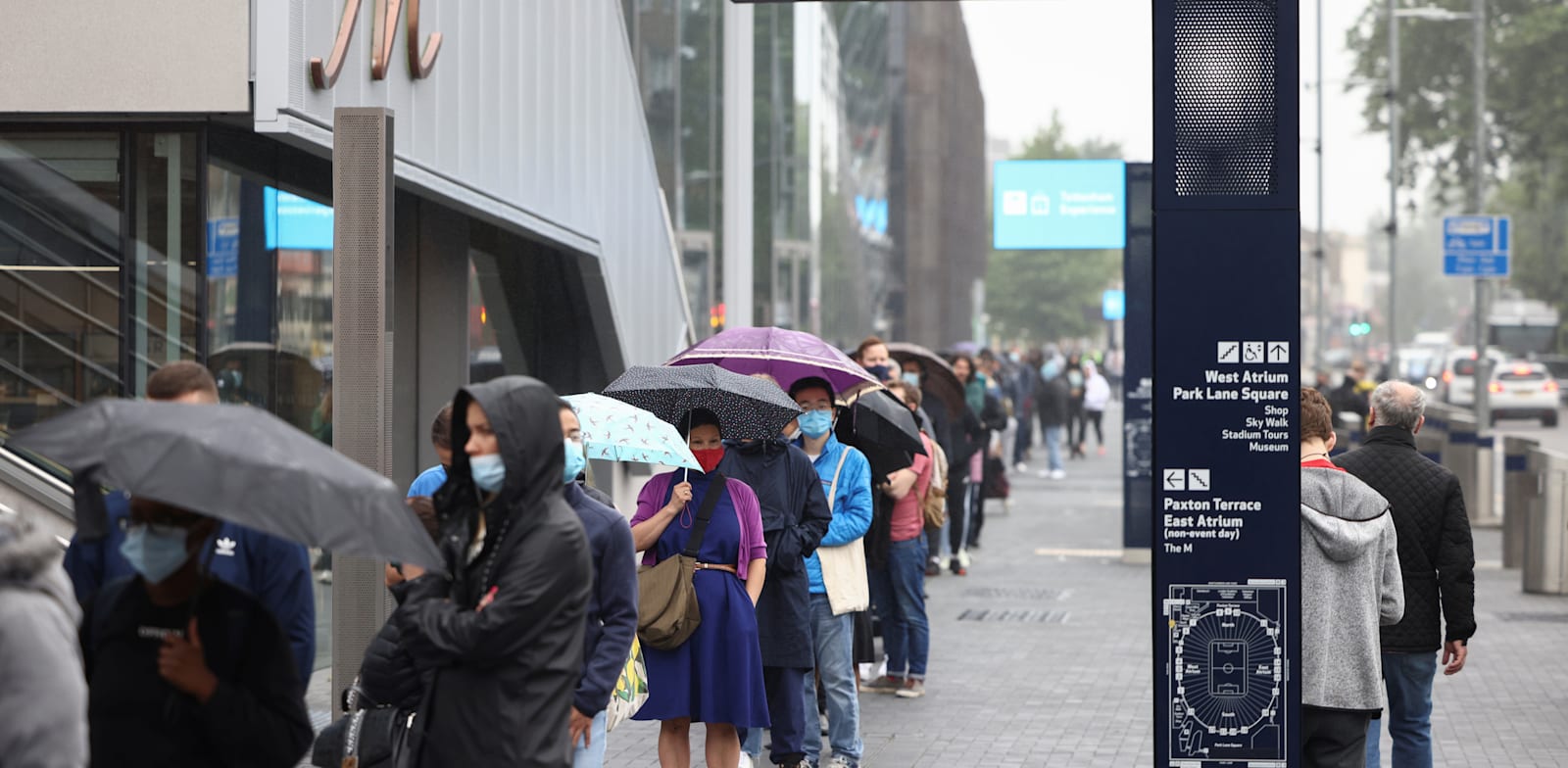בריטניה: אנשים עומדים בתור מחוץ למרכז חיסוני קורונה / צילום: Reuters, HENRY NICHOLLS