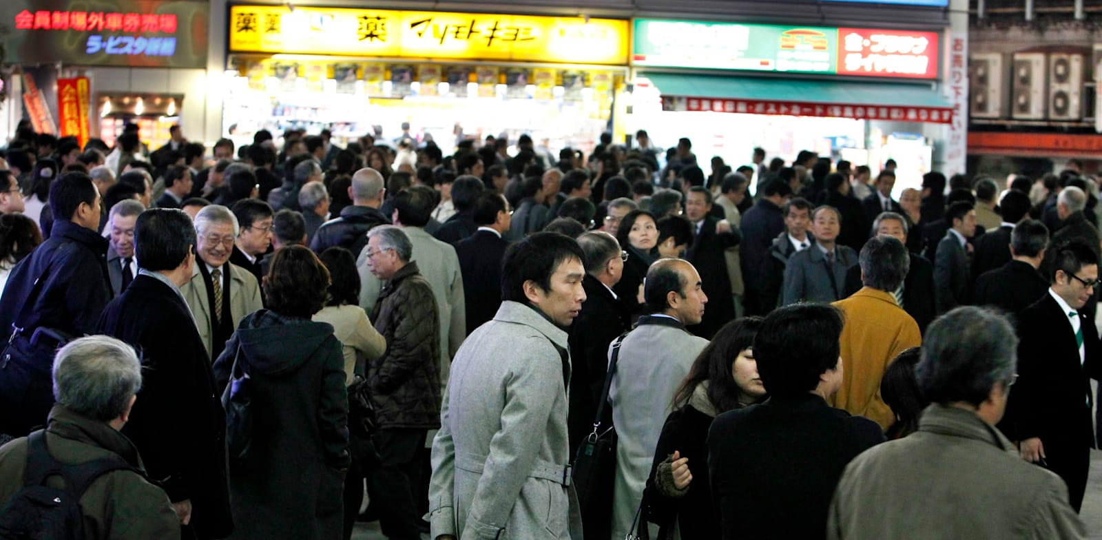 עובדי משרדים במרכז טוקיו בדרכם לתחנת הרכבת בתום  יום עבודה / צילום: Associated Press, Shizuo Kambayashi