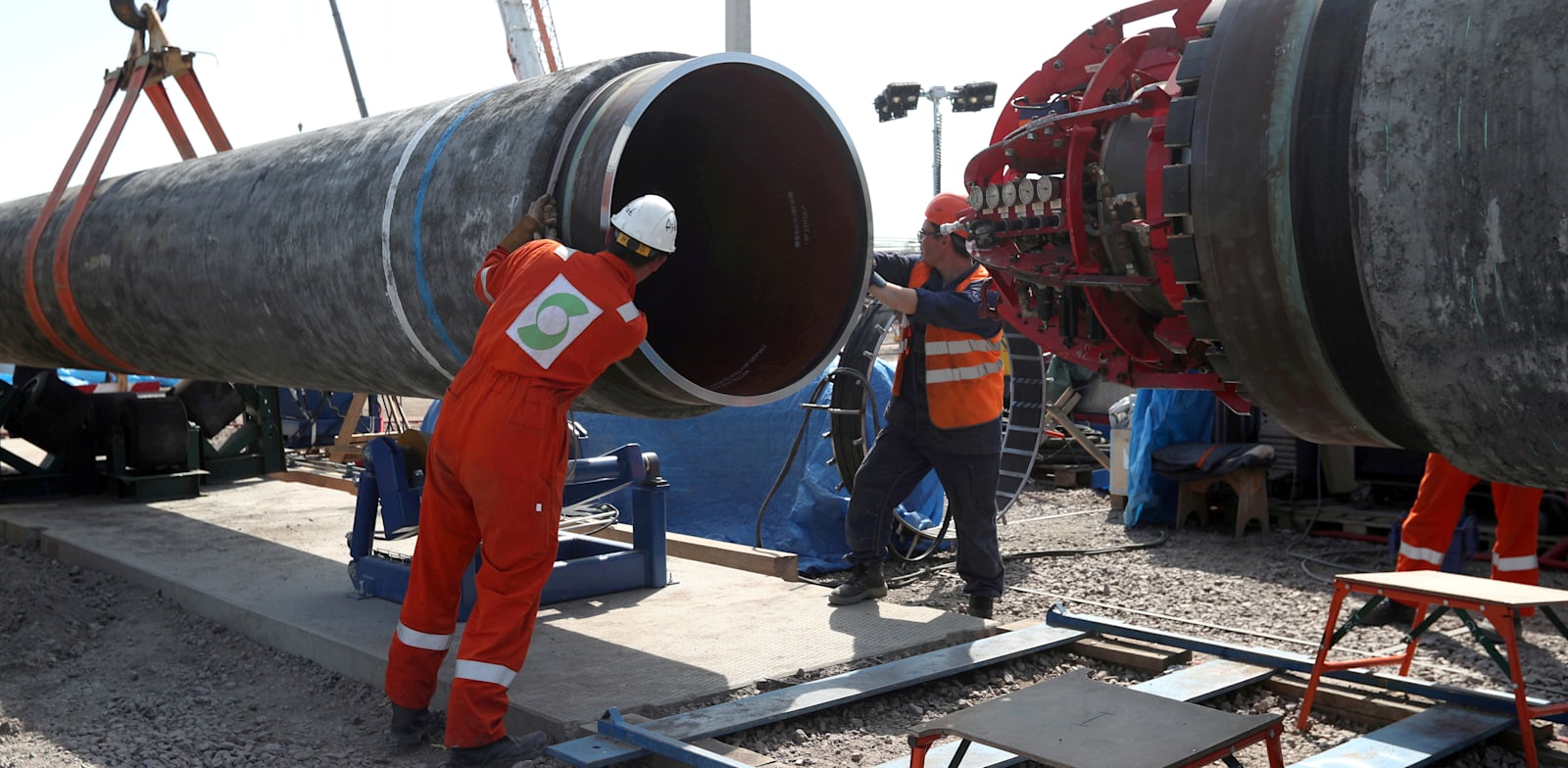 פועלים עובדים על צינור הנפט נורד סטרים 2 ב-2019 / צילום: Reuters, Anton Vaganov