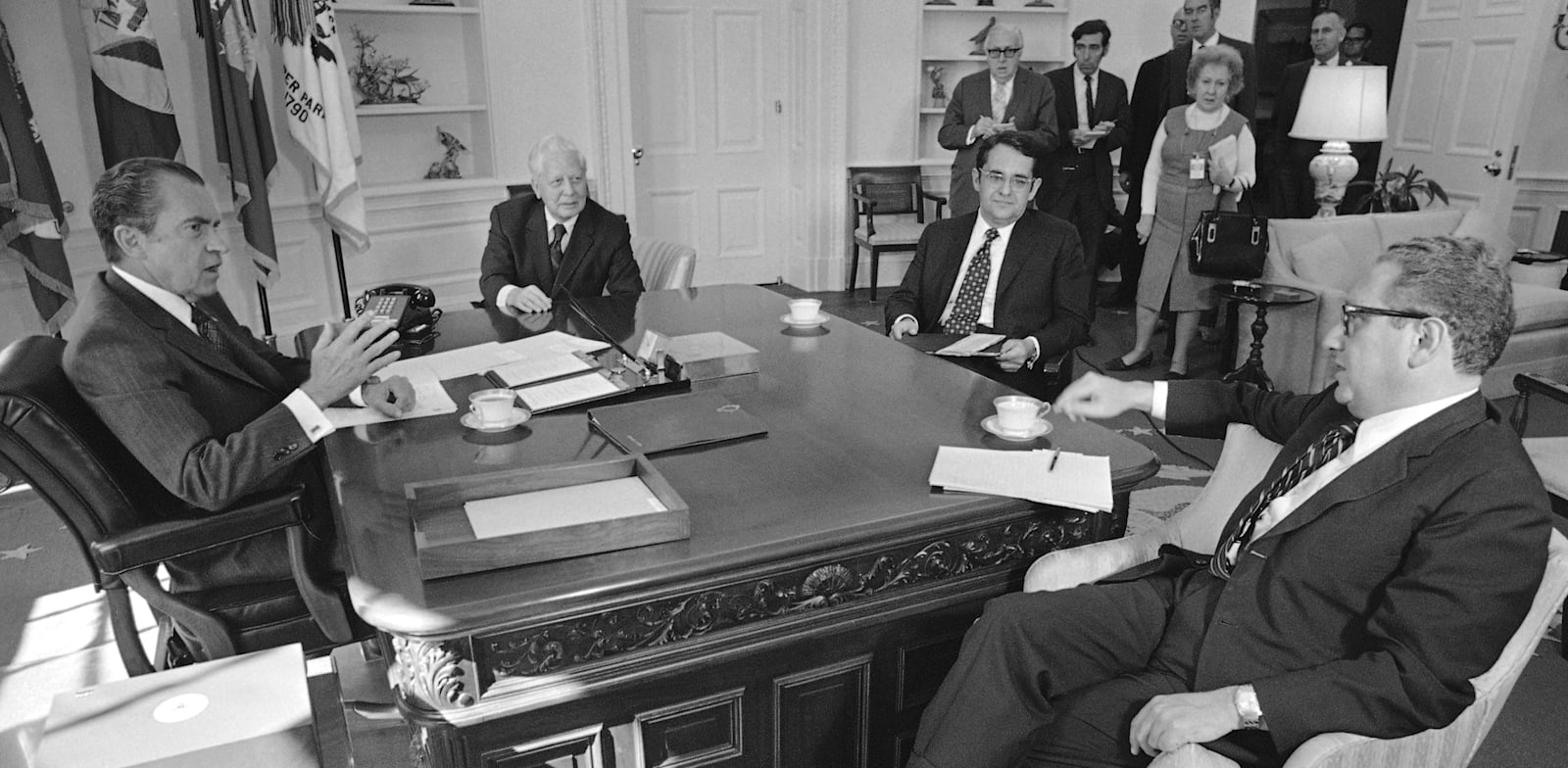 הנשיא ניקסון עם יועצים כלכליים / צילום: Associated Press