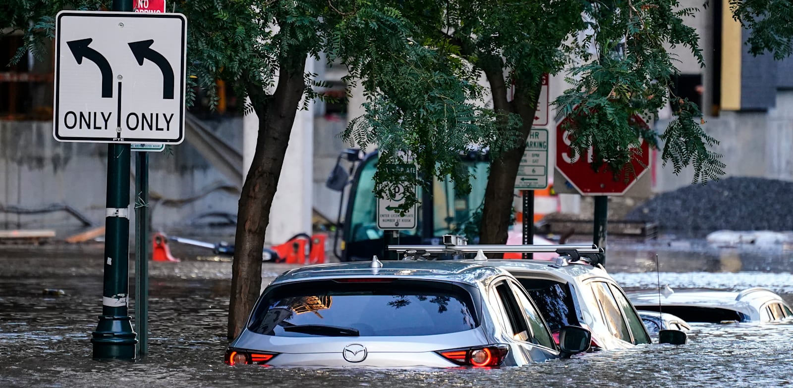 מכוניות שמוצפות במים בפילדלפיה בעקבות הוריקן איידה / צילום: Associated Press, Matt Rourke