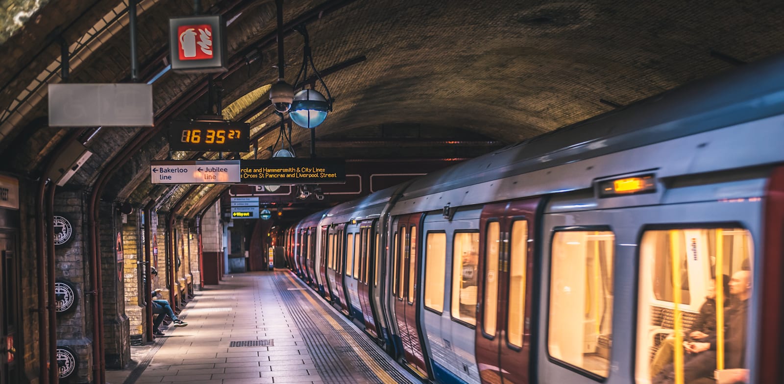 רכבת תחתית בלונדון. הרכבות הנטושות בעיר הוצפו שוב / צילום: Shutterstock, Dmitry Tkachenko Photo