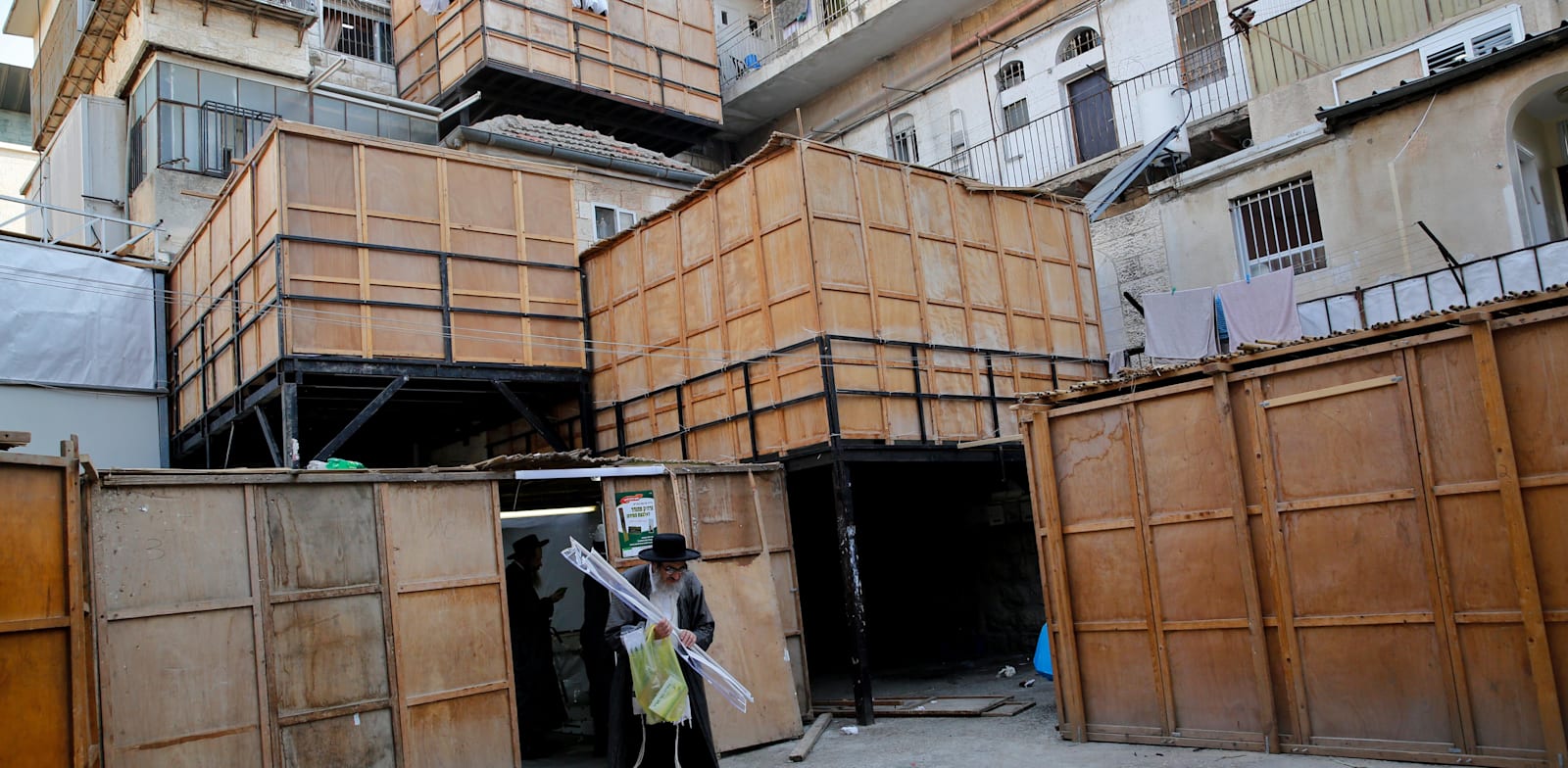 סוכות בירושלים. התעשייה סביב בנייתן מתחילה כבר באלול / צילום: Shutterstock, א.ס.א.פ קריאייטיב