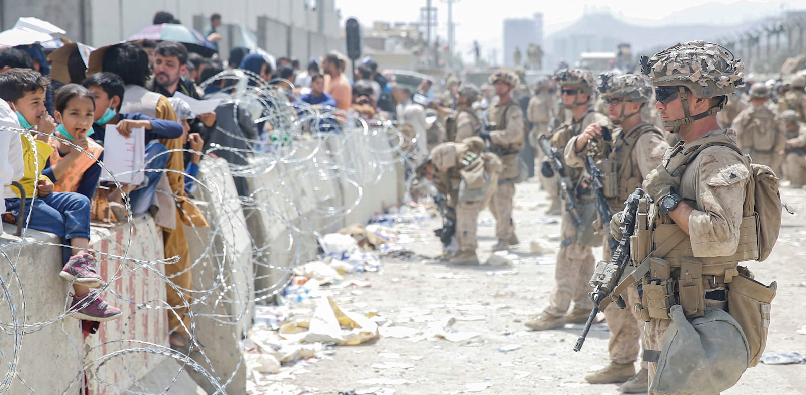 חיילים אמריקאים עומדים בשדה התעופה בקאבול / צילום: Reuters, US MARINES