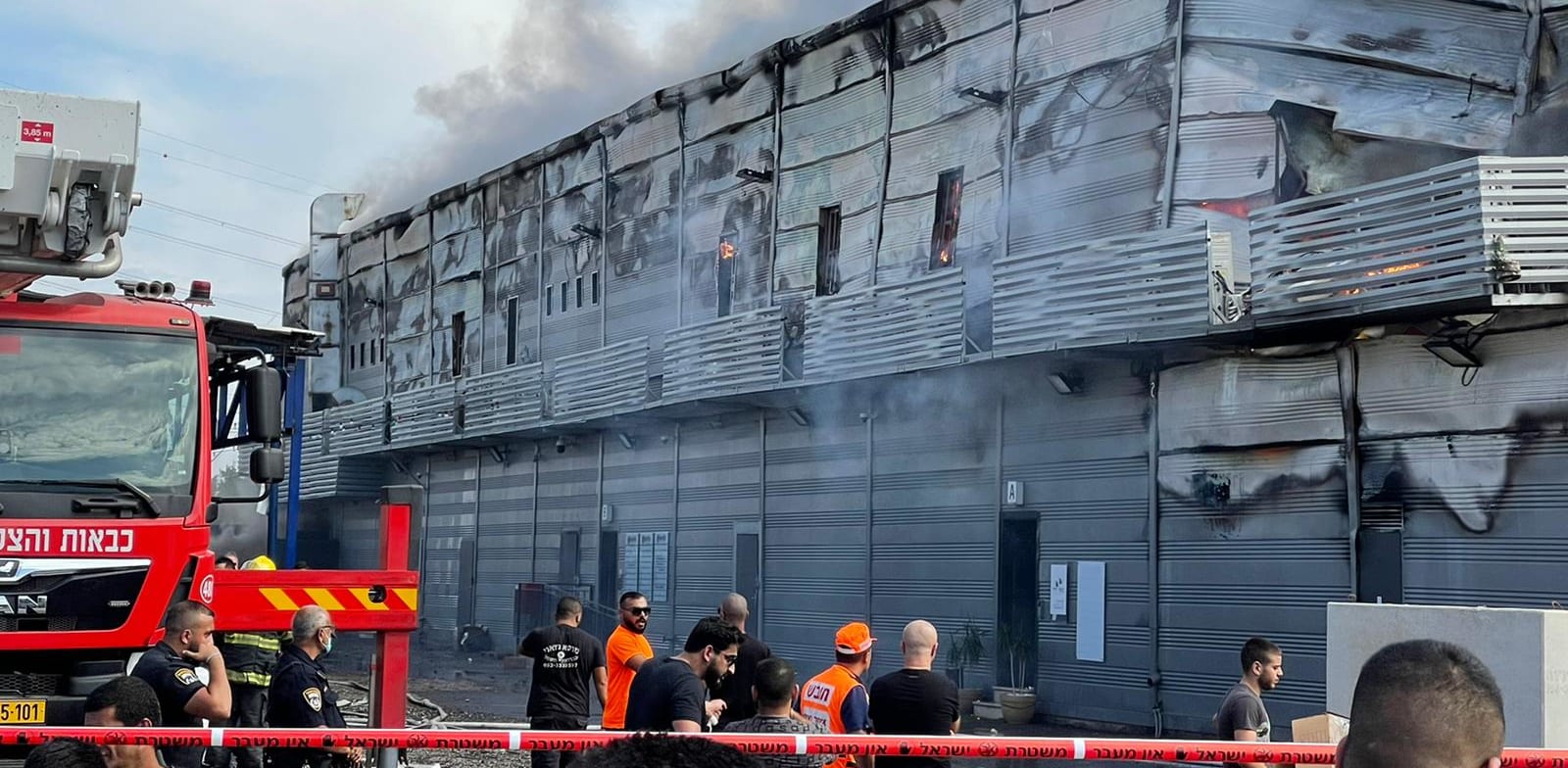 הקניון בקלנסווה עולה בלהבות / צילום: דוברות כבאות והצלה