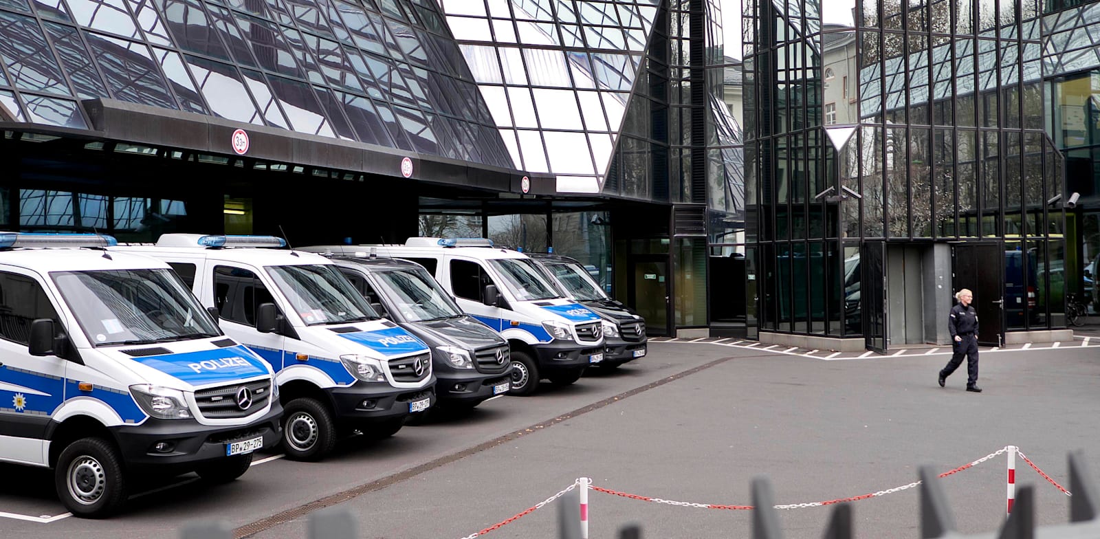 פשיטה של המשטרה על דויטשה בנק בפרנקפורט, 2018 / צילום: Associated Press, Michael Probst