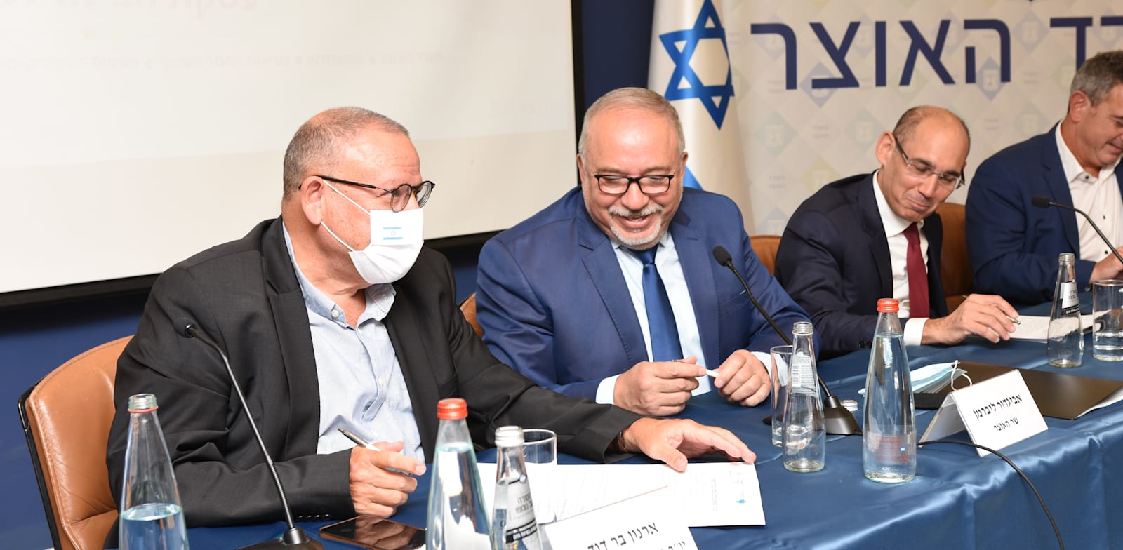 אביגדור ליברמן וארנון בר-דוד בחתימה על הסכם החבילה במשק / צילום: דוברות ההסתדרות