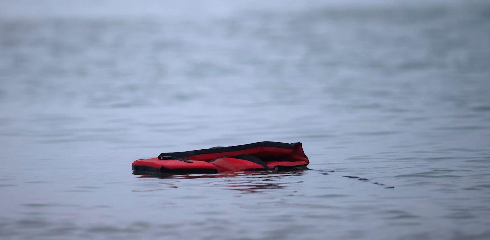 חגורת הצלה שנותרה באזור / צילום: Reuters, Gonzalo Fuentes