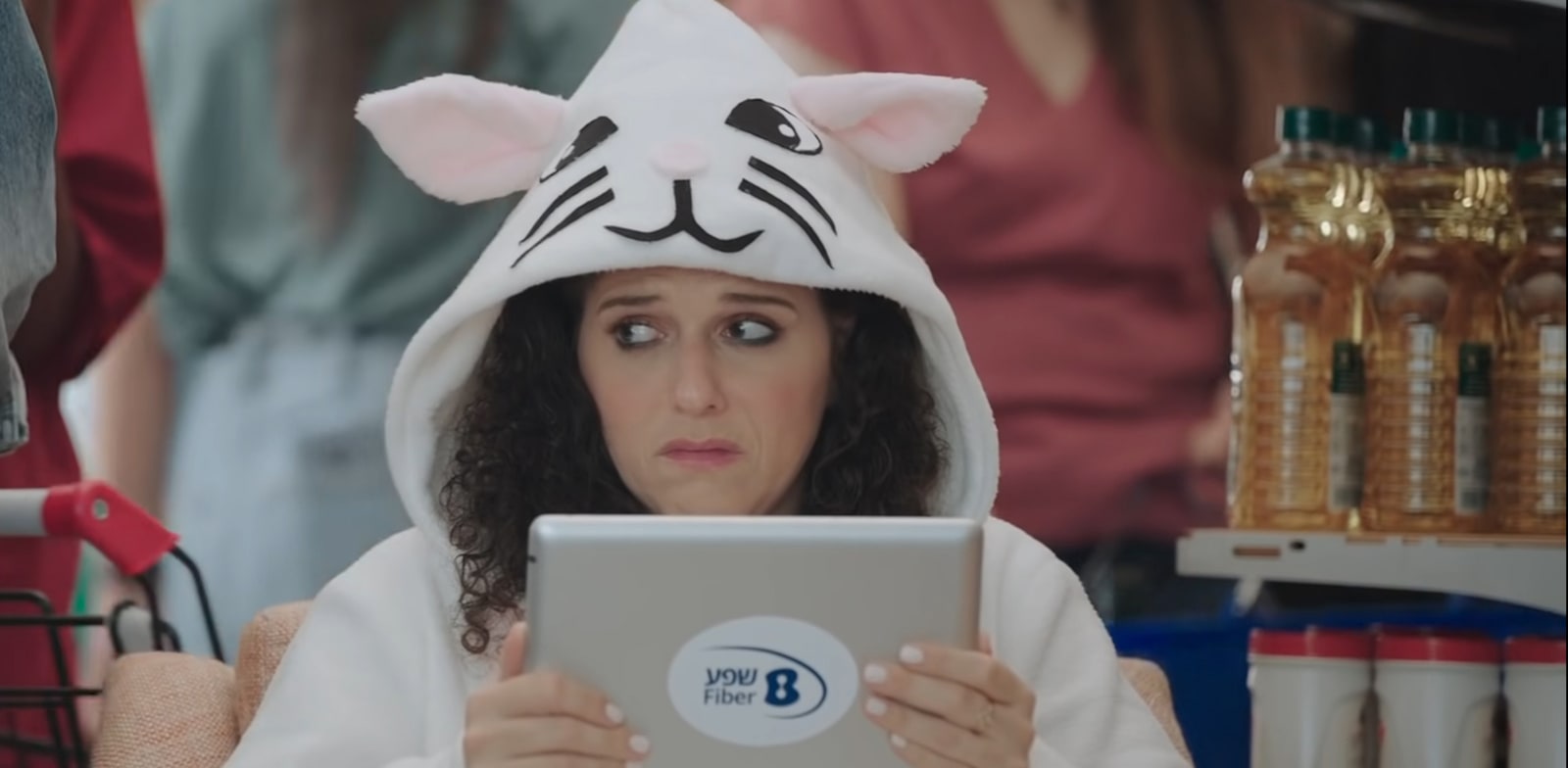 נועה קולר בקמפיין בזק / צילום: צילום מסך