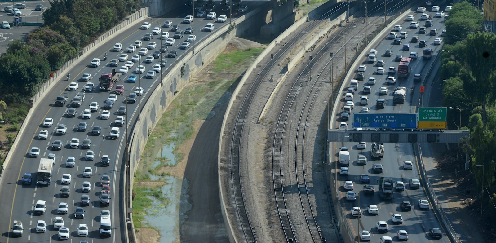 Traffic jams on the Ayalon highway  credit: Shutterstock