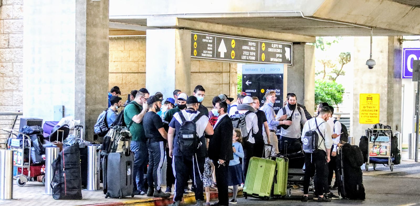 Tourists at airport Photo: Shlomi Yosef