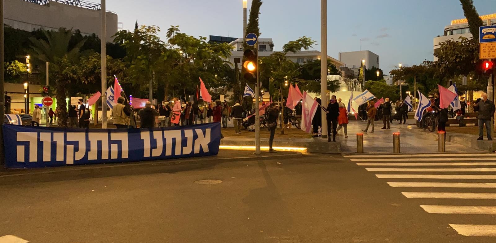 מפגינים נגד ראש הממשלה בכיכר דיזנגוף בתל אביב / צילום: בר לביא