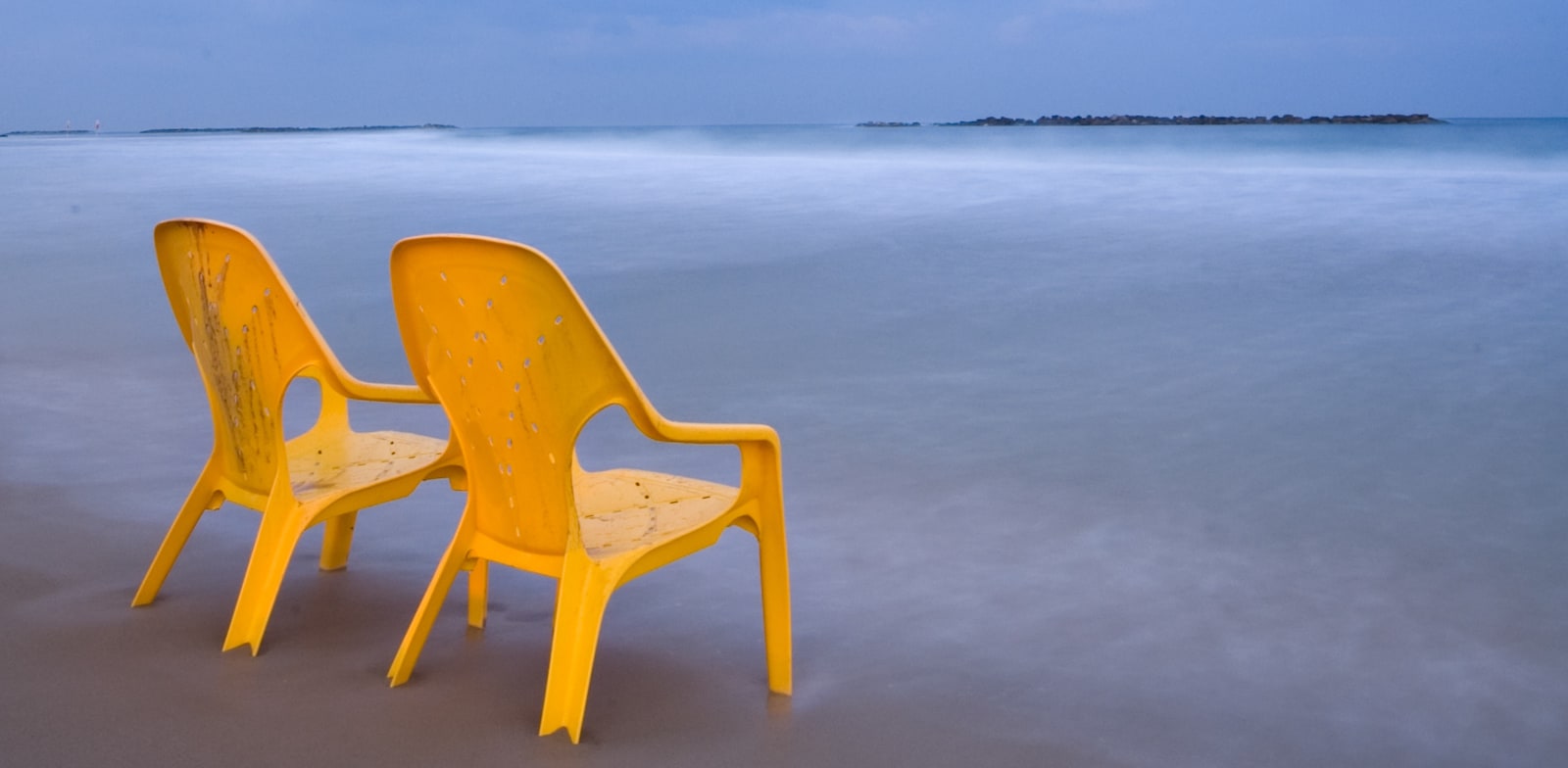 כיסאות פלסטיק של כתר. החברה מתאוששת / צילום: Shutterstock, Aron Brand