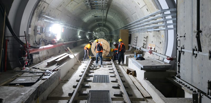 בתוך תחנות הרכבת הקלה / צילום: איל יצהר