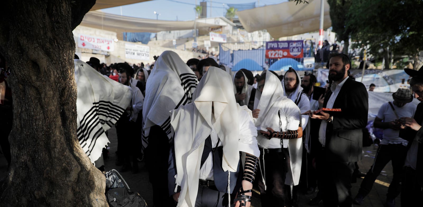 מתפללים בסמוך למקום האסון בהר מירון