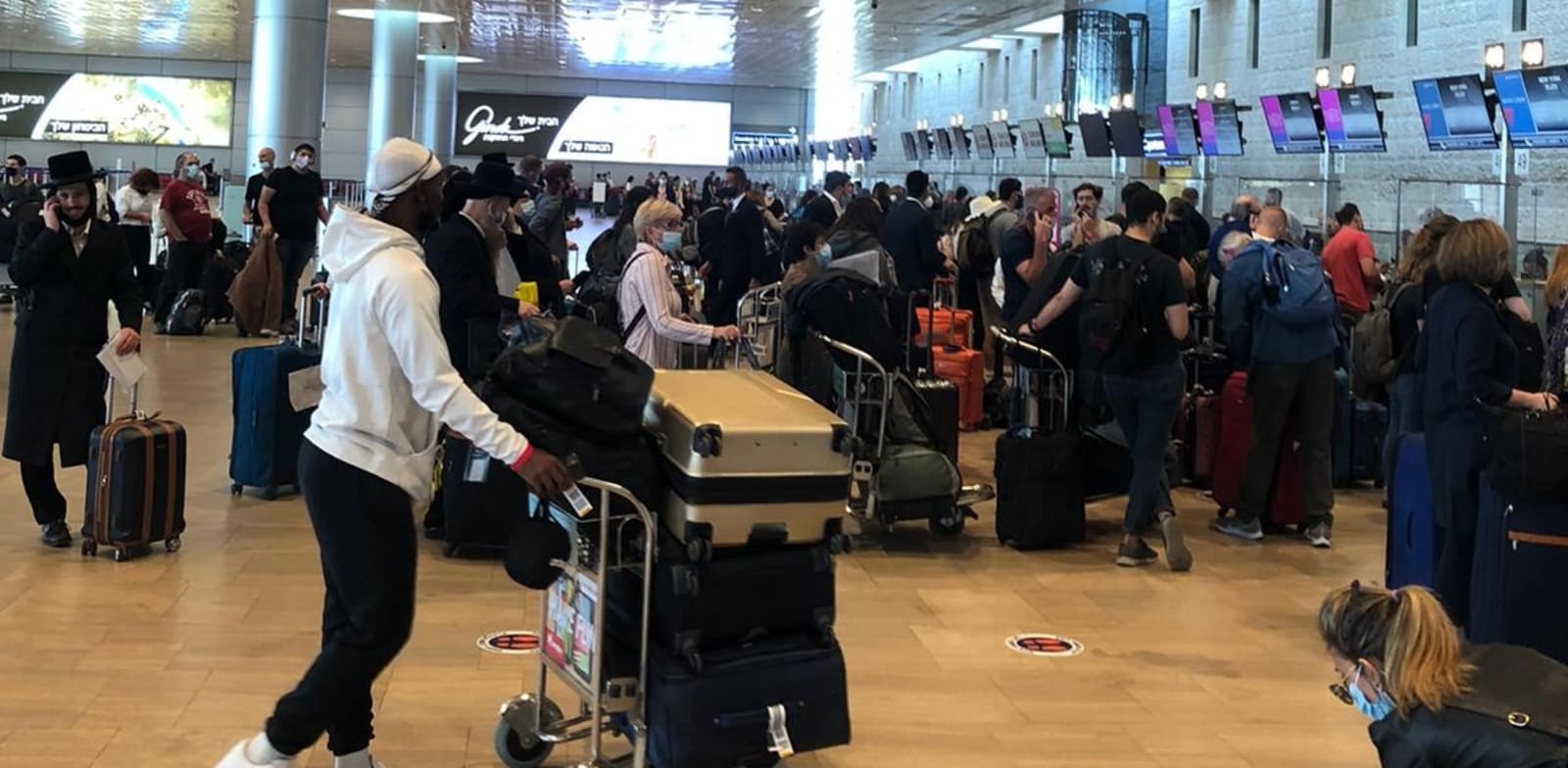 Passengers packed into Ben Gurion airport Photo: Michal Raz-Chaimovitz