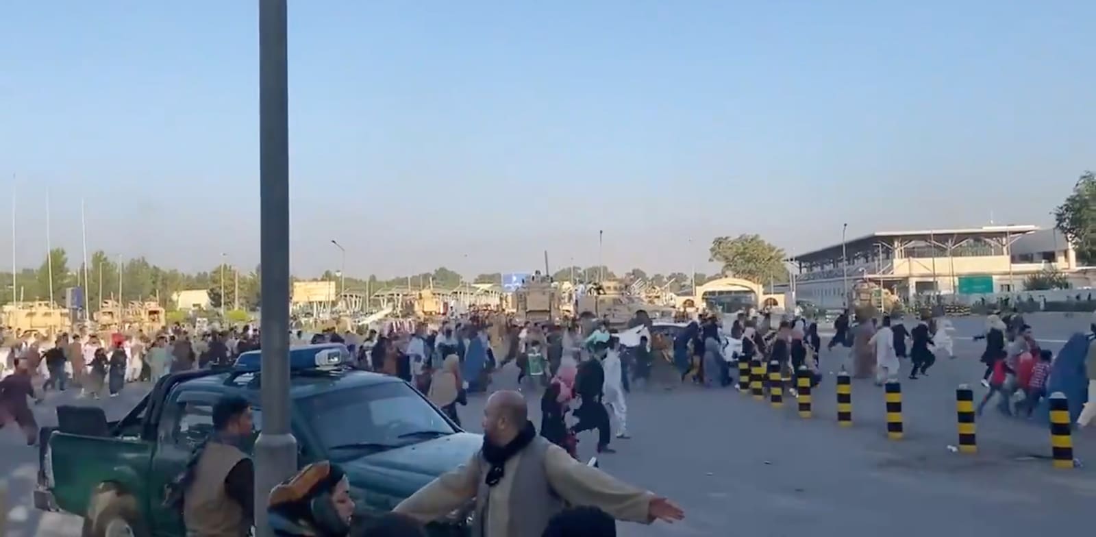 אנשים רצים לעבר מסוף שדה התעופה של קאבול / צילום: Reuters, JAWAD SUKHANYAR