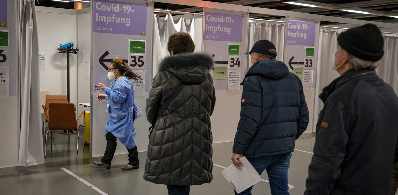 אנשים מחכים בתור כדי להתחסן בווינה, אוסטריה / צילום: Associated Press, Vadim Ghirda