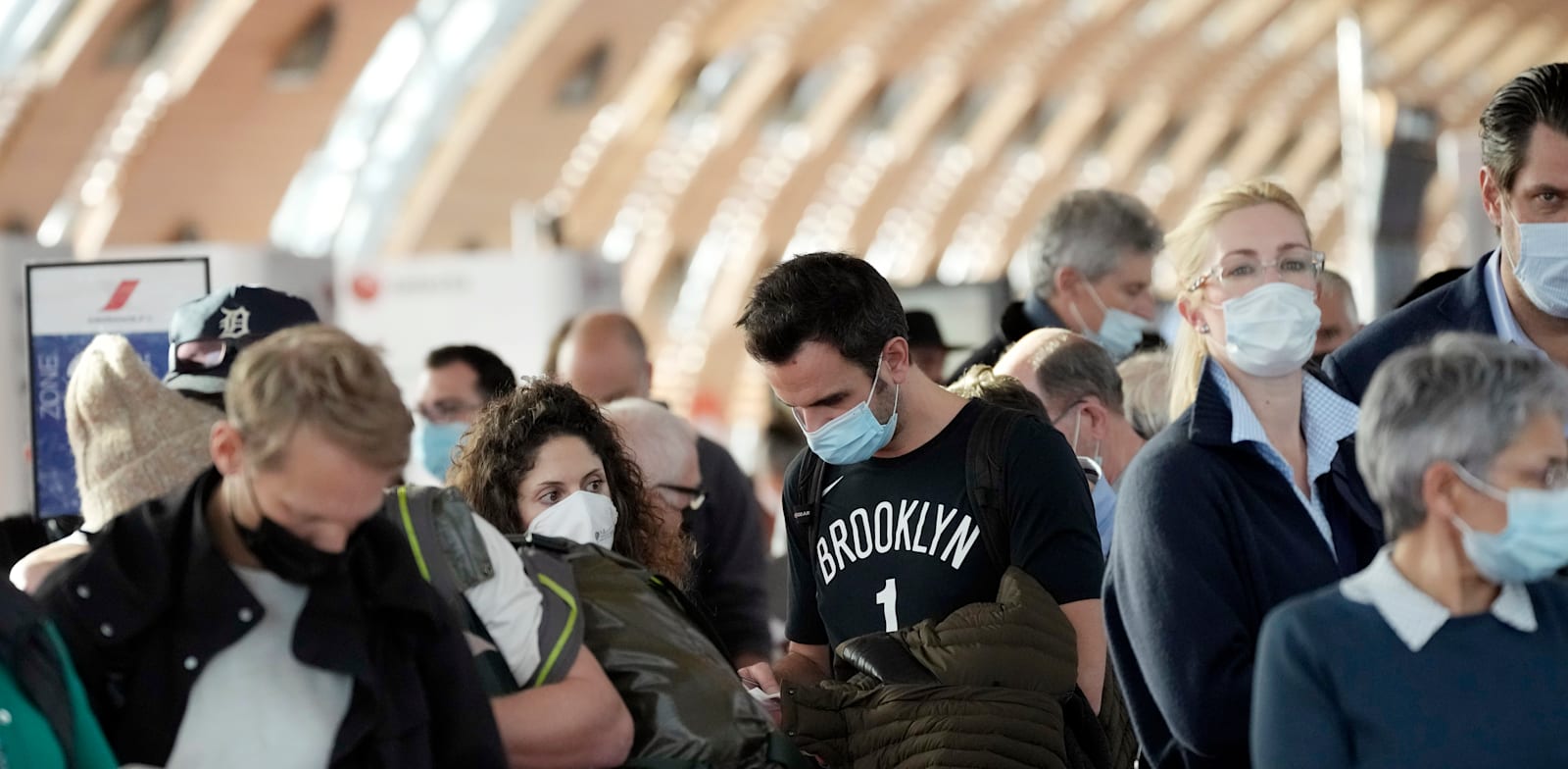 נוסעים ממתינים לטיסה לניו יורק / צילום: Associated Press, Christophe Ena